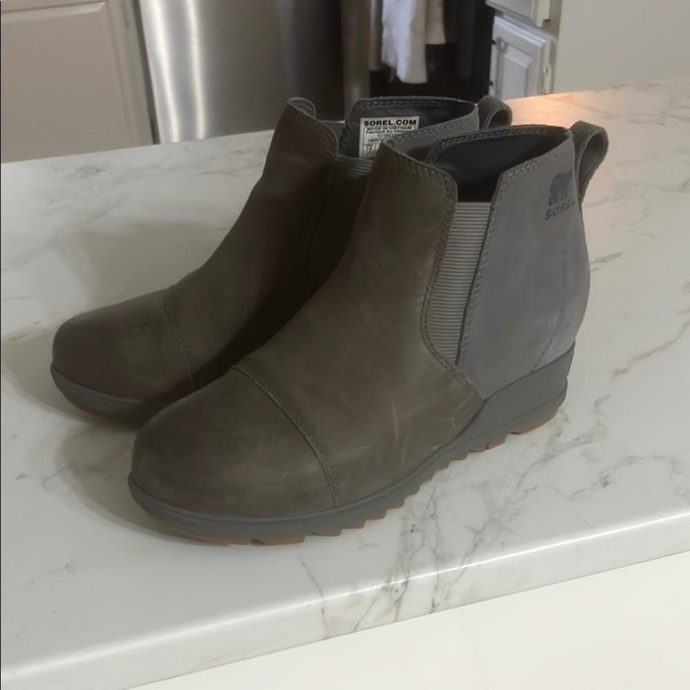Sorel Women's Gray Nubuck Wedge Chelsea Booties